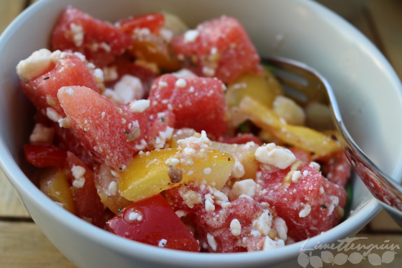 Food: Bunter Tomaten-Wassermelonen-Salat mit Feta und Fruchttee ...