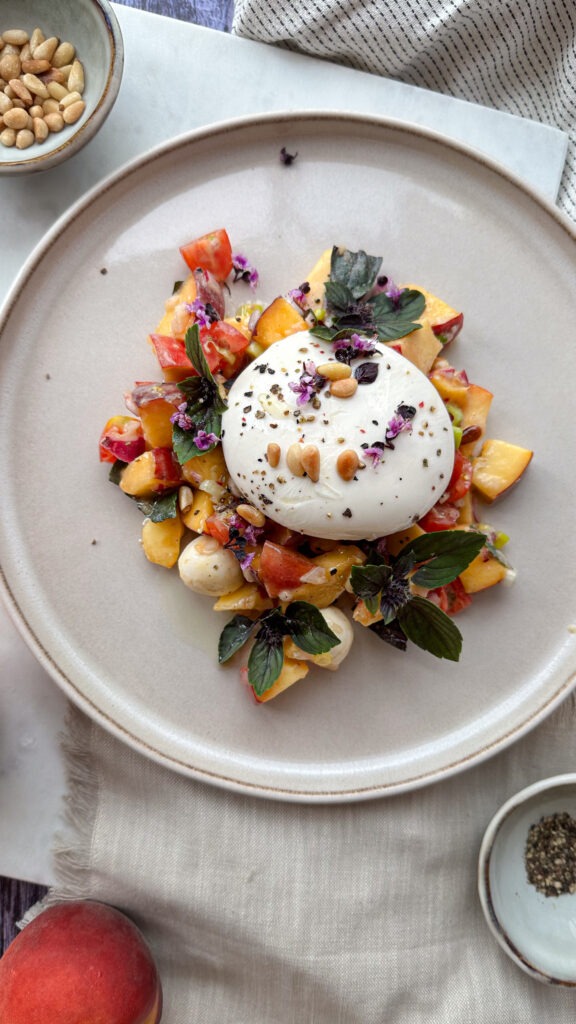 Pfirsich-Burrata-Salat