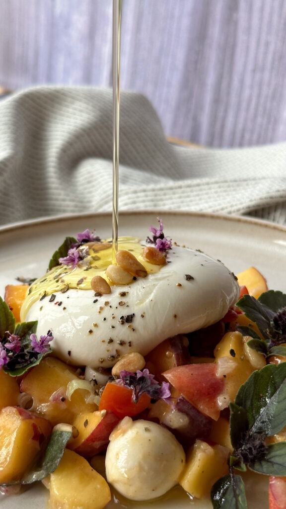 Pfirsich-Burrata-Salat