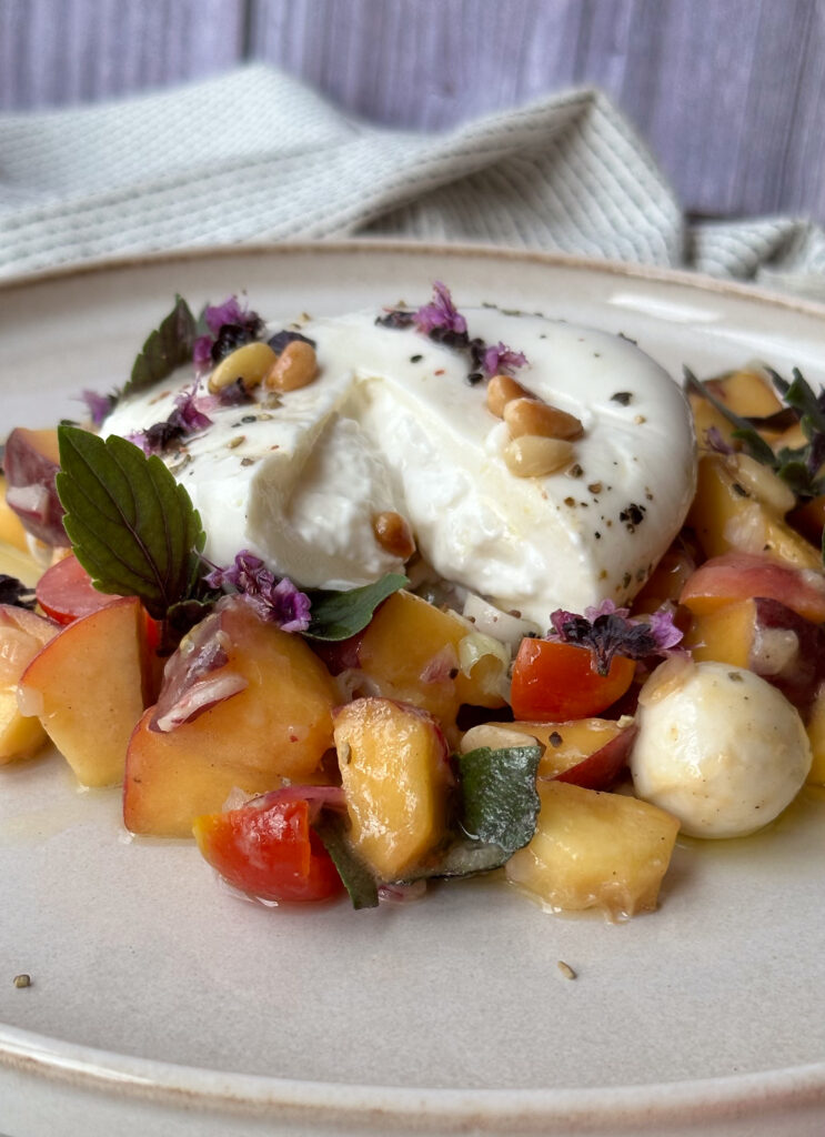 Pfirsich-Burrata-Salat