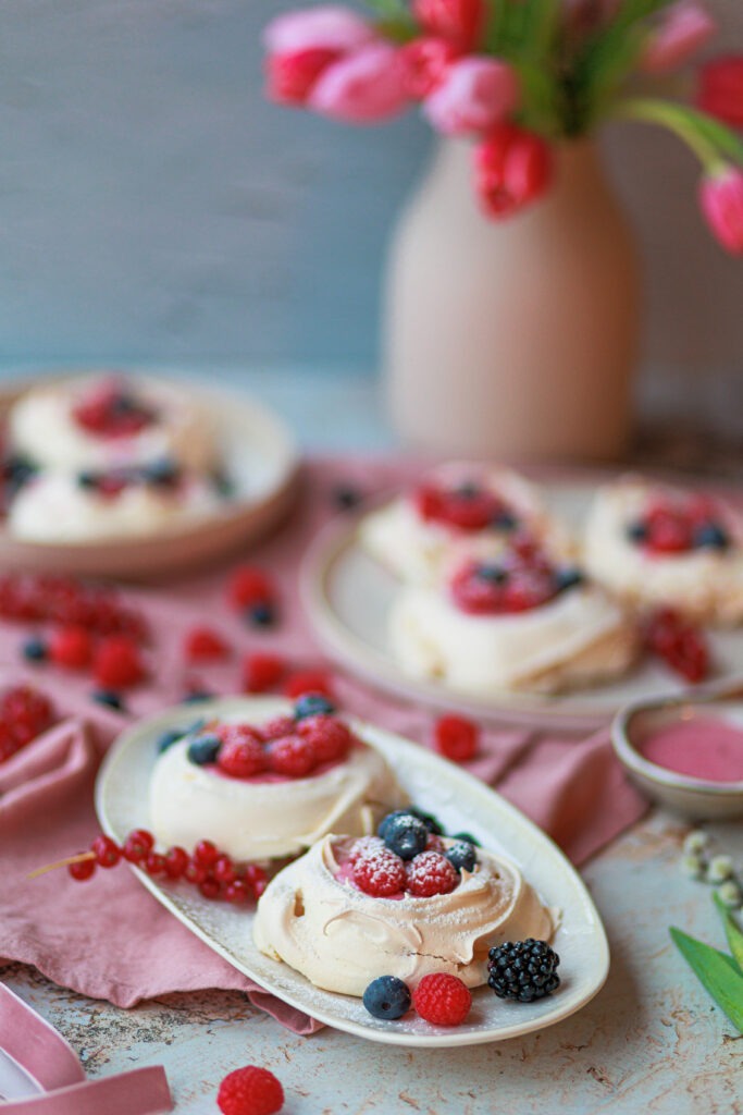 Mini Beeren Pavlovas