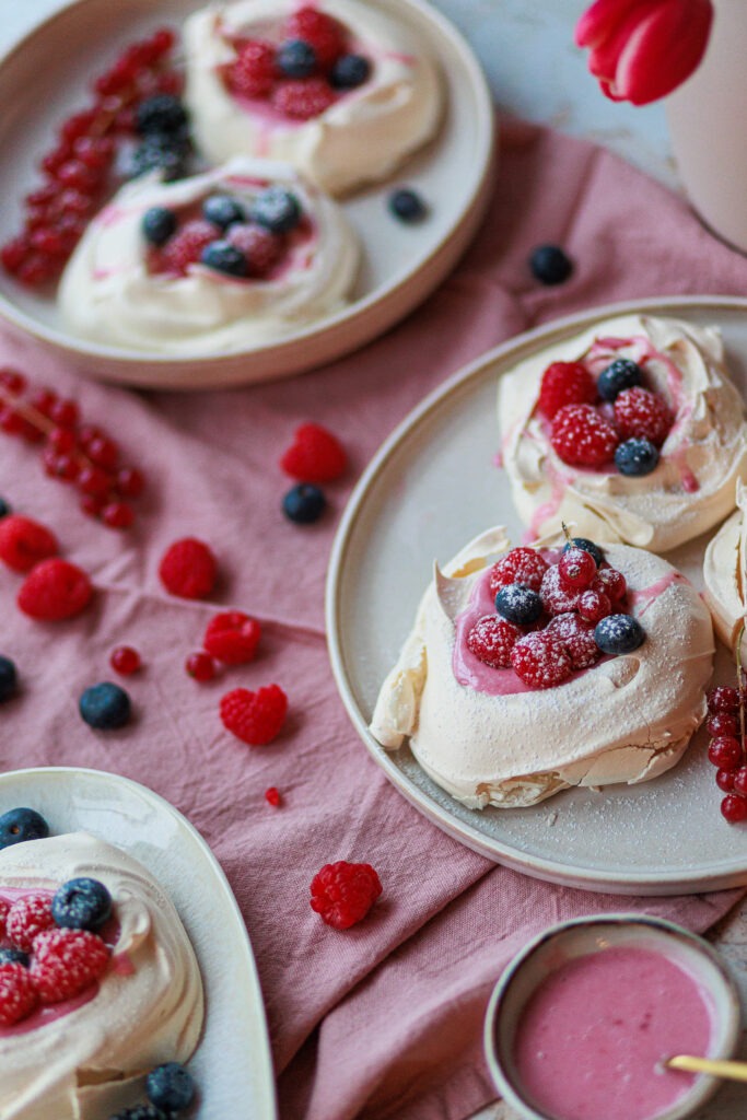 Mini Beeren Pavlovas