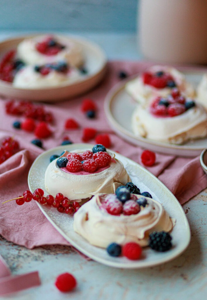 Mini Beeren Pavlovas