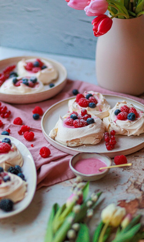Mini Beeren Pavlovas